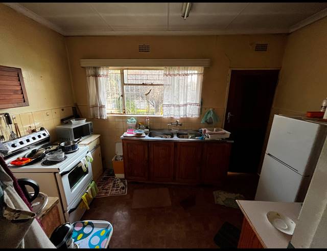 3 BEDROOM HOUSE FOR SALE IN DERSLEY